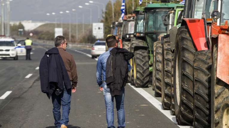 Αγρότες στη Λάρισα έκλεισαν και τα δυο ρεύματα της εθνικής