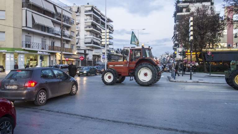 Δεκάδες τρακτέρ πλημμύρισαν το κέντρο της Λάρισας