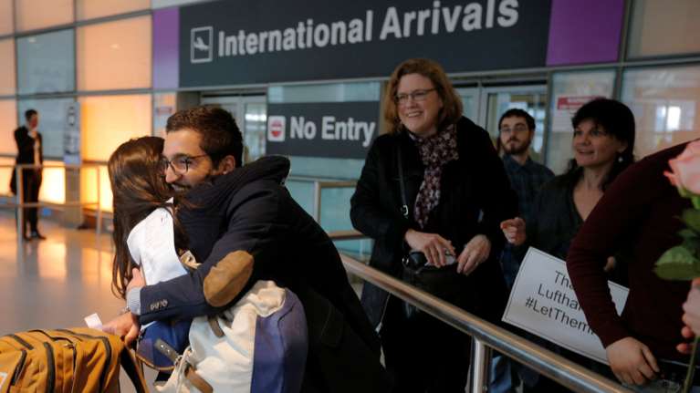 Η πρώτη ήττα του Τραμπ: Το Στέιτ Ντιπαρτμεντ αίρει την ανάκληση της βίζας