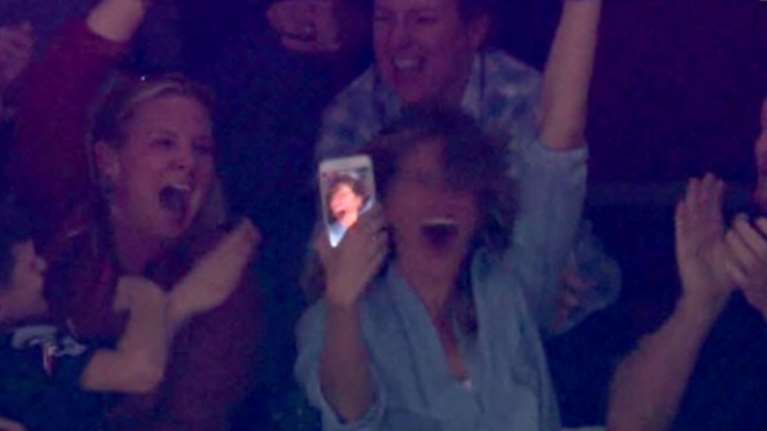 Ξέφρενοι πανηγυρισμοί της Ζιζέλ για τον θρίαμβο του συζύγου της