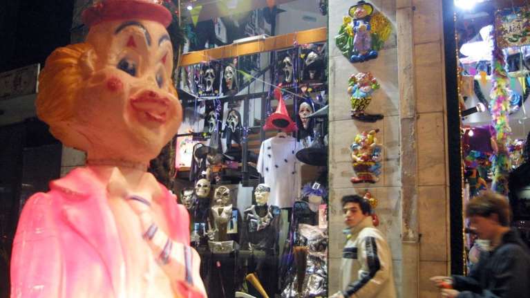 Το υπουργείο Οικονομίας απαγόρευσε τις άσεμνες αποκριάτικες στολές