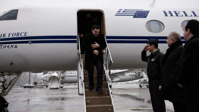 Νέος γύρος αντεγκλήσεων κυβέρνησης-ΝΔ για το ταξίδι Τσίπρα στο Παρίσι