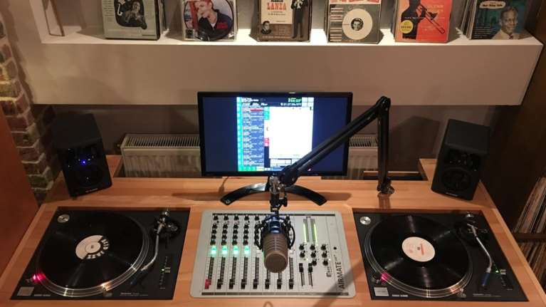 To σπιτικό ραδιοφωνικό στούντιο του Αντώνη Κανάκη (φωτό)