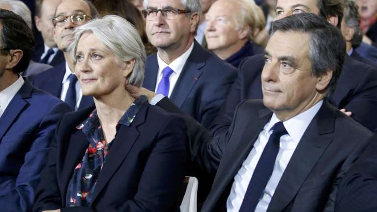 Πήρε αποζημίωση και προσλήφθηκε στην ίδια θέση η συζυγος του Φιγιόν