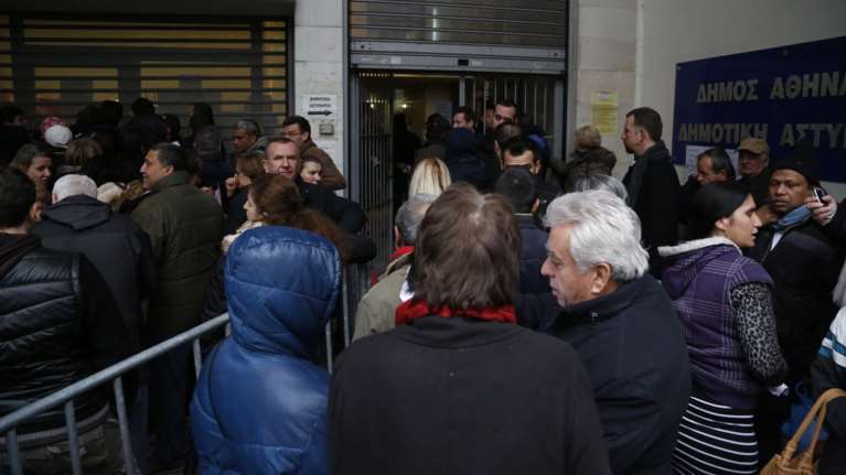 Νέες ουρές και ταλαιπωρία για το Εισόδημα Αλληλεγγύης
