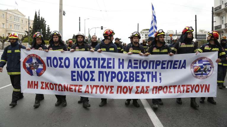 Συγκέντρωση και πορεία διαμαρτυρίας πυροσβεστών στο Σύνταγμα