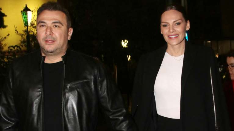 Η πάντα κομψή Υβόννη Μπόσνιακ και ο Αντώνης Ρέμος σε βραδινή έξοδο