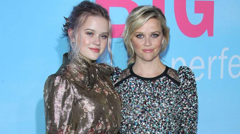 Δεν θα πιστεύετε ποια είναι η νεαρή δίπλα στη Ρις Γουίδερσπουν