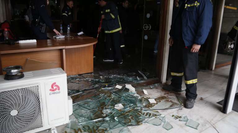 Διαδήλωση πυροσβεστών: Ένταση και σπασμένα τζάμια στο ΥΠΕΣ