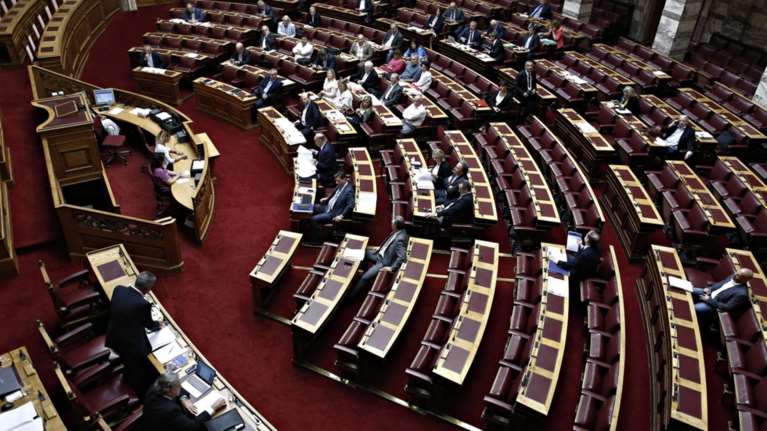 Μποναμάς για συνεργάτες βουλευτών κρυμμένος σε τροπολογία του ΣΥΡΙΖΑ