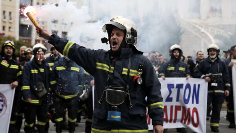 Εκρηκτικό κλίμα στους ένστολους - Τι ζητούν από την κυβέρνηση