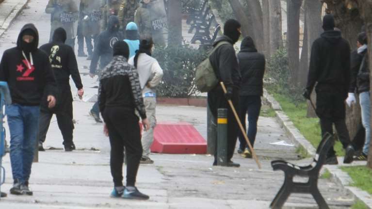 Εξάρχεια: Επιδρομή αντιεξουσιαστών &amp; αρπαγή προϊόντων από σούπερ μάρκετ