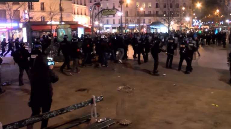 Νύχτα ταραχών στο Παρίσι για την αστυνομική βία
