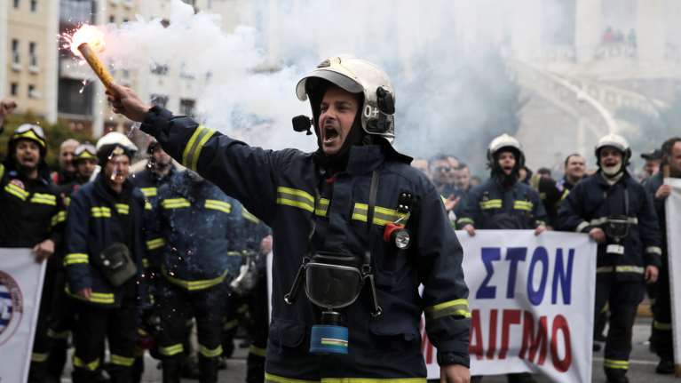 Εξω από το υπ. Διοικητικής Ανασυγκρότησης οι πυροσβέστες