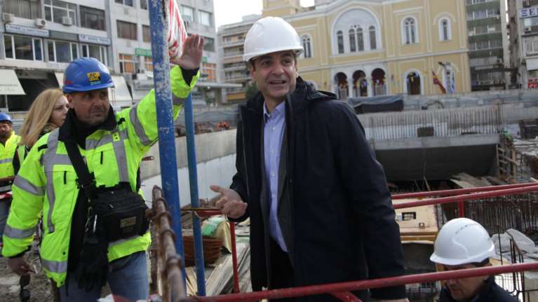 Περιοδεία Μητσοτάκη στον Πειραιά, επίσκεψη στα έργα του μετρό