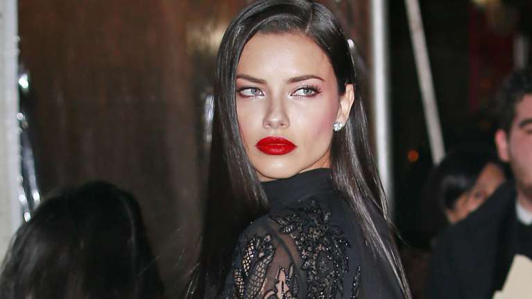 H εκρηκτική εμφάνιση της Αντριάνα Λίμα με διάφανη μαύρη τουαλέτα [Εικόνες]