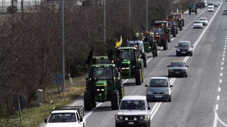 Αγροτικά μπλόκα: Κλείνουν τελωνεία και εθνικές οδούς