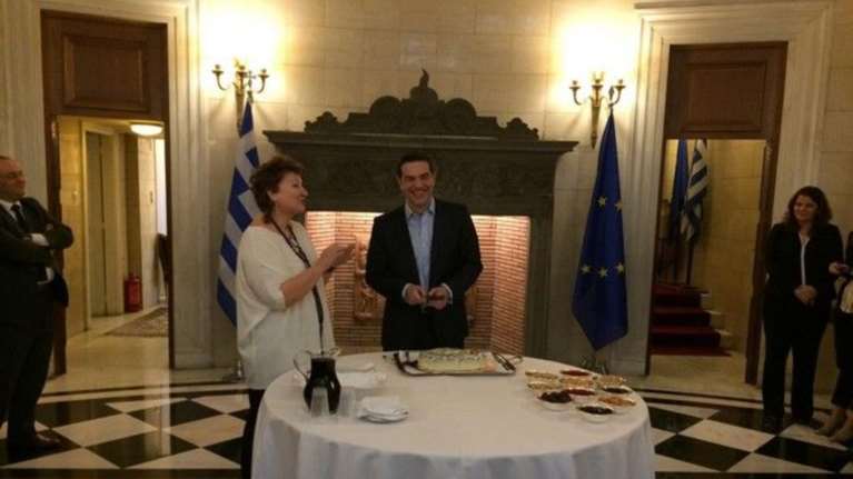 Ο Τσίπρας έκοψε την πίτα και η τύχη...γέλασε στον Τσακαλώτο!