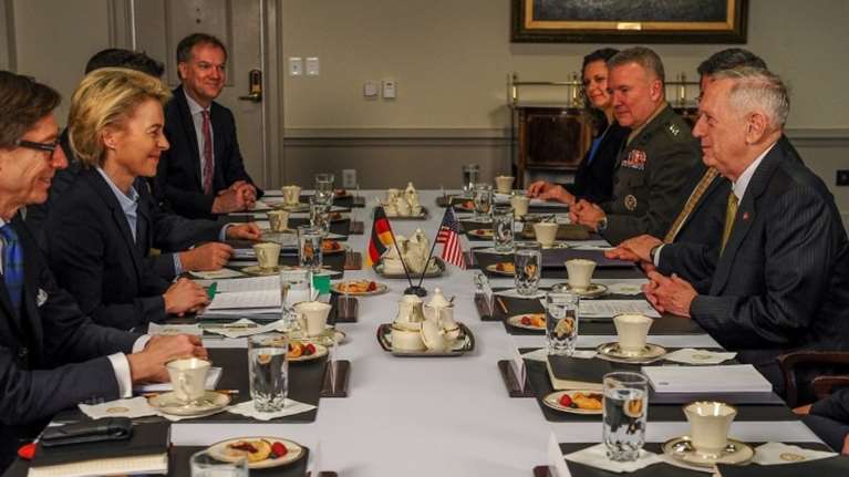 Διεξοδική συζήτηση σε καλό επίπεδο για Μάτις και Ντερ Λάιεν