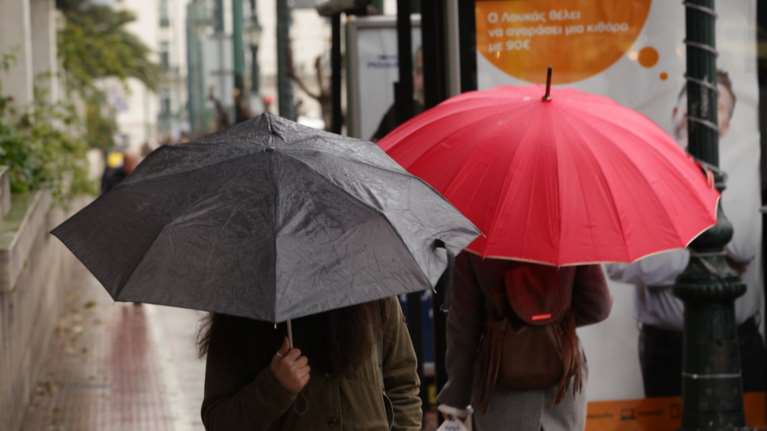 Νεφώσεις, ισχυροί άνεμοι και τοπικές βροχές για σήμερα