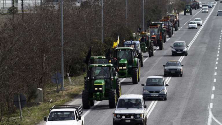Στα μπλόκα οι αγρότες με το βλέμμα στο συλλαλητήριο της Τρίτης