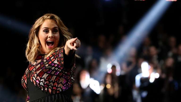 Oι βρισιές της Adele στο αφιέρωμα για τον Τζορτζ Μάικλ στα Grammy