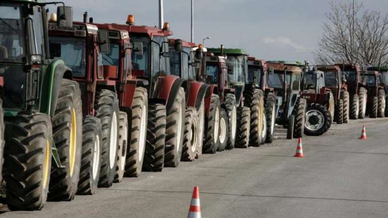 Στα μπλόκα οι αγρότες, συλλαλητήριο την Τρίτη στην Αθήνα