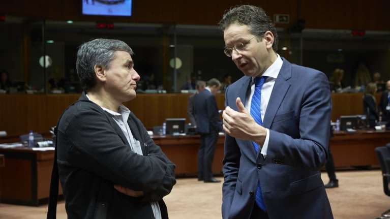 Επιμένει σε πολιτική λύση η Αθήνα, δεν απαντά στους θεσμούς