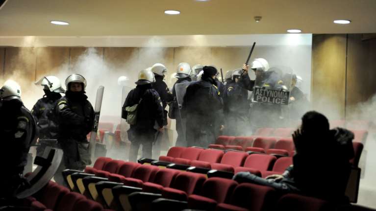 Πανδαιμόνιο με βρισιές και ΜΑΤ στη δίκη της Χρυσής Αυγής