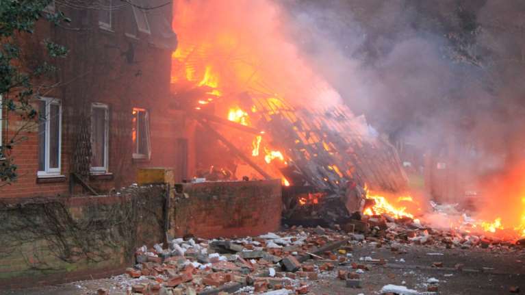 Μεγάλη έκρηξη στη Βρετανία κατέστρεψε τριώροφη πολυκατοικία