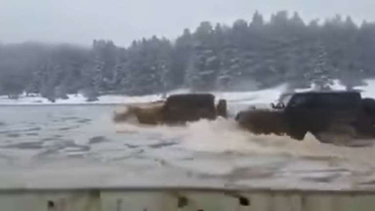 Καταγγελία για τζιπ που “οργώνουν” την λίμνη Καλλιδρόμου στη Λαμία