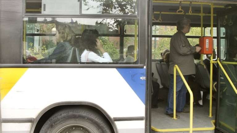 Νέα διπλή επίθεση σε λεωφορεία, έσπασαν ακυρωτικά μηχανήματα