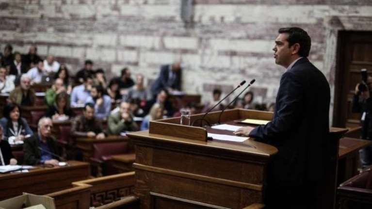Μαξίμου σε βουλευτές: Όποιος διαφωνεί παραδίδει την έδρα