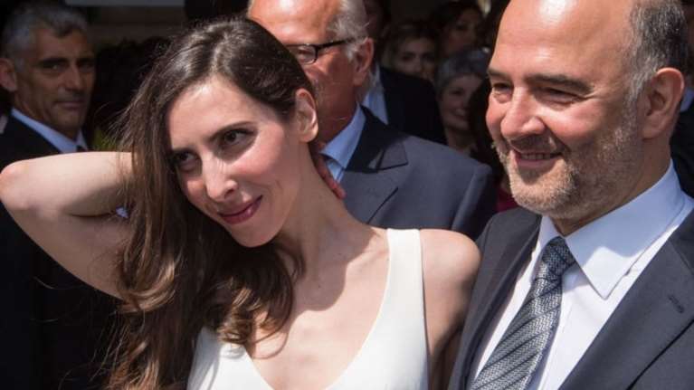 Η νεαρή κυρία Μοσκοβισί που συνόδευσε τον επίτροπο στην Αθήνα