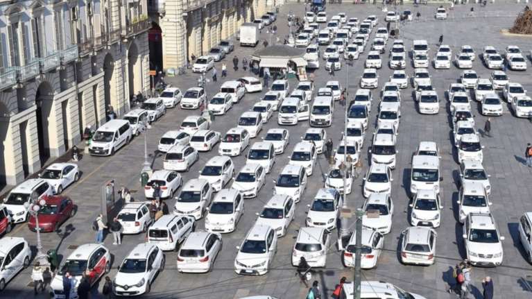 Τα ταξί παρέλυσαν τη Ρώμη, διαμαρτυρία κατά της εφαρμογής Uber