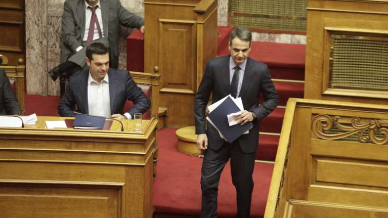 Κυριάκος: Καταστρέφετε τη χώρα - Τσίπρας: Κάντε πρόταση μομφής