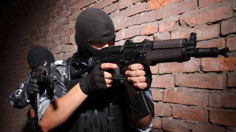 Σφοδρή ανταλλαγή πυρών ανάμεσα σε πεζοναύτες και κακοποιούς