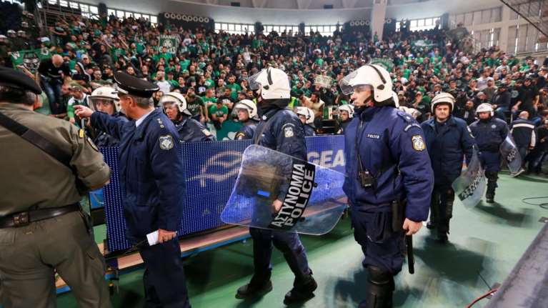 Επεισόδια στον τελικό κυπέλλου μπάσκετ ανάμεσα στον ΠΑΟ και τον Αρη