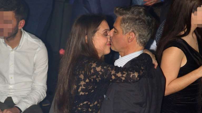 Αρης Σπηλιωτόπουλος: Αγκαλιές και φιλιά με την 21χρονη κούκλα συνοδό του