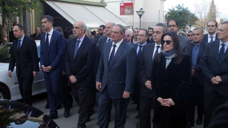 Πλήθος κόσμου και σύσσωμη η ΝΔ στην κηδεία του Β. Μπασιάκου