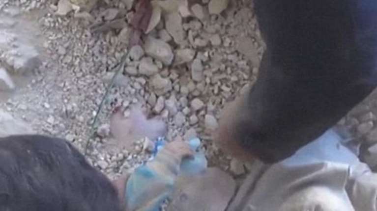 Έβγαλαν ζωντανό ένα κοριτσάκι από τα ερείπια στη Συρία