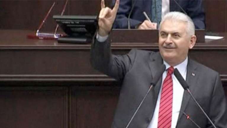Ο Γιλντιρίμ έκανε το σήμα των Γκρίζων Λύκων στη Βουλή