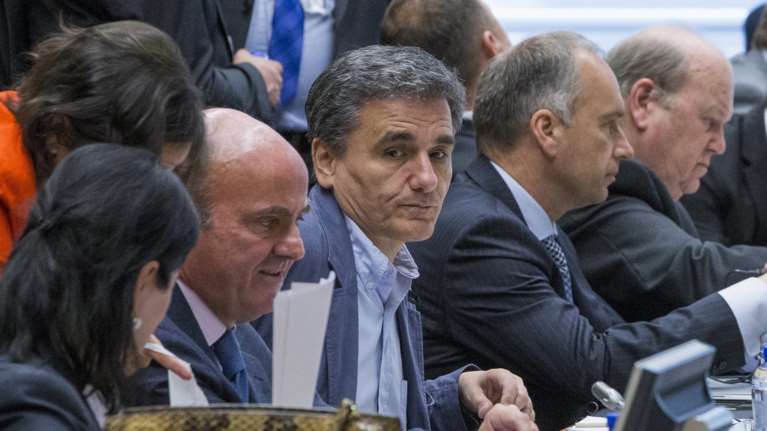 Economist: Πώς η Ελλάδα έγινε θεατής στη δική της τραγωδία