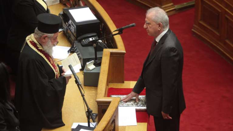 O Ανδρέας Κουτσούμπας ορκίστηκε στη θέση του Βαγγέλη Μπασιάκου
