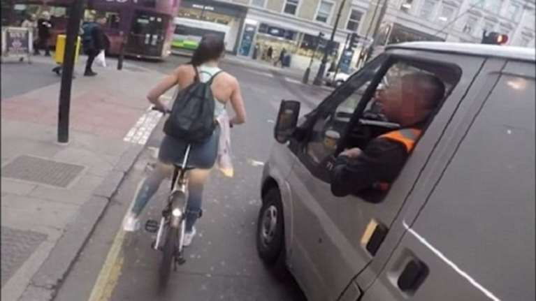 Η παρενόχληση της ποδηλάτισσας έφερε την τιμωρία του οδηγού (ΒΙΝΤΕΟ)
