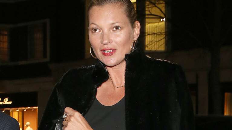 Το ατύχημα της Κέιτ Μος: Το φόρεμά της «εξαφανίστηκε» όταν άναψαν τα φλας