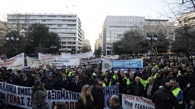 Διαμαρτυρία ενστόλων στο Σύνταγμα για το μισθολόγιο τους (φωτό)