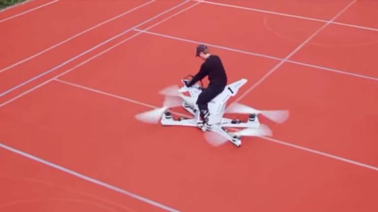 Η μοτοσυκλέτα του μέλλοντος δεν έχει τροχούς αλλά πετάει