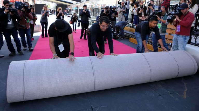 Στρώνουν το κόκκινο χαλί για τα Οσκαρ στο Dolby Theater