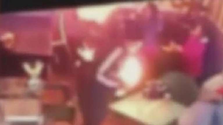 Άνδρας έβαλε φωτιά στη γυναίκα του μπροστά στα παιδιά τους